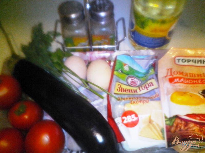 Фото приготовление рецепта: Салат из баклажанов с помидором, сыром и яйцами шаг №1