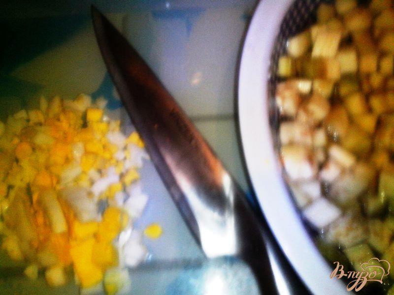Фото приготовление рецепта: Салат из баклажанов с помидором, сыром и яйцами шаг №2