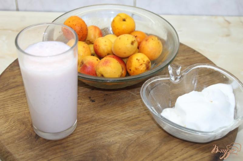Фото приготовление рецепта: Молочный коктейль с абрикосом и ванильным мороженым шаг №1