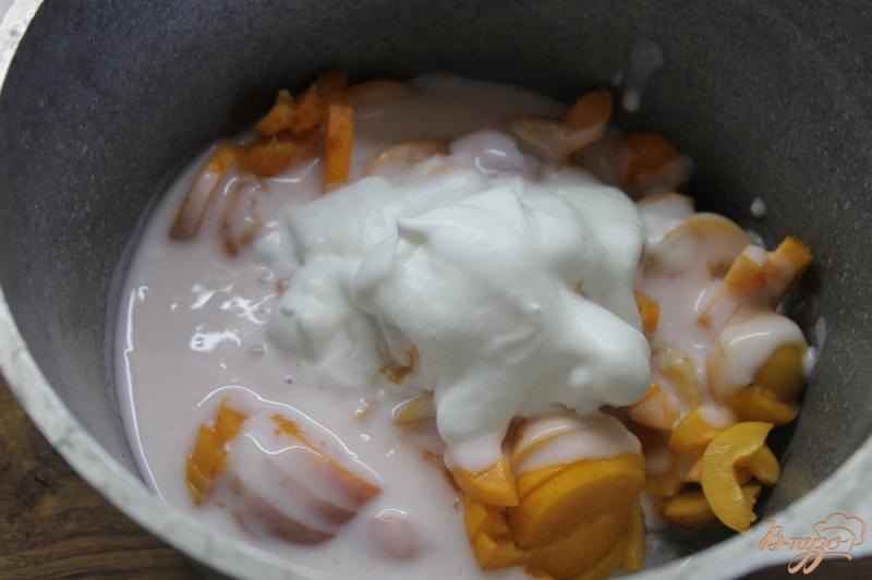 Фото приготовление рецепта: Молочный коктейль с абрикосом и ванильным мороженым шаг №4