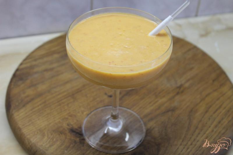 Фото приготовление рецепта: Молочный коктейль с абрикосом и ванильным мороженым шаг №6