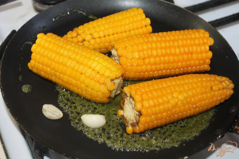 Фото приготовление рецепта: Вареная кукуруза с соусом песто и чесноком шаг №5