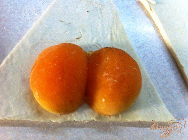 Фото приготовление рецепта: Круассаны с абрикосами и сливами шаг №5