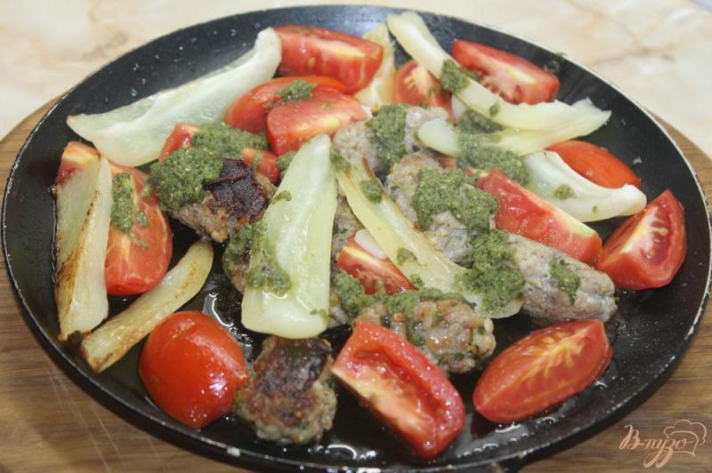 Фото приготовление рецепта: Мини котлеты с овощами и соусом песто шаг №8