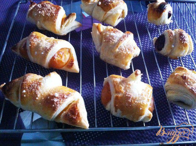 Фото приготовление рецепта: Круассаны с абрикосами и сливами шаг №9