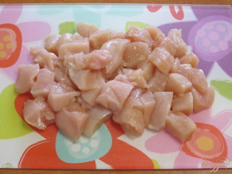 Фото приготовление рецепта: Курочка с помидорами черри и персиками шаг №2
