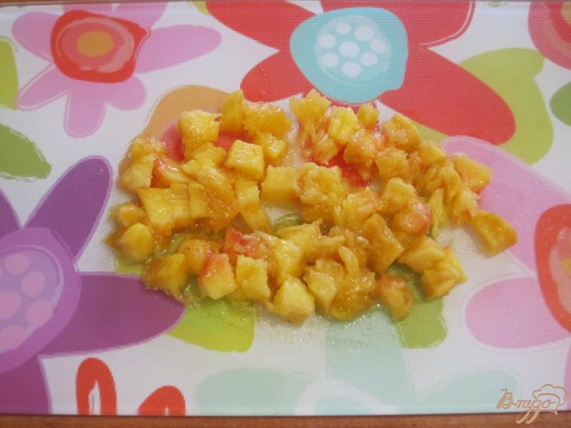 Фото приготовление рецепта: Курочка с помидорами черри и персиками шаг №6