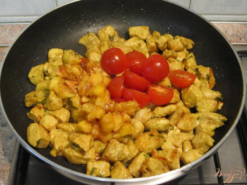 Фото приготовление рецепта: Курочка с помидорами черри и персиками шаг №8