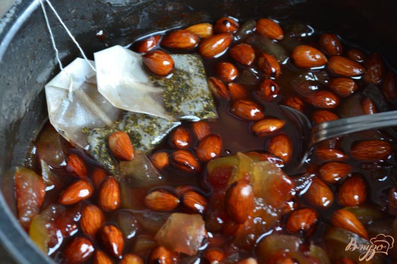 Фото приготовление рецепта: Варенье из арбузных корок с миндалем шаг №6