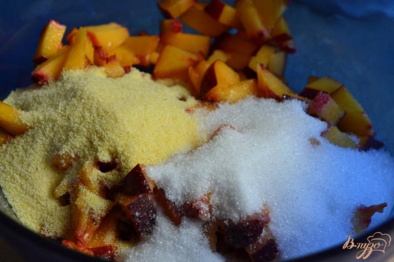 Фото приготовление рецепта: Пирожки с начинкой из персиков шаг №5