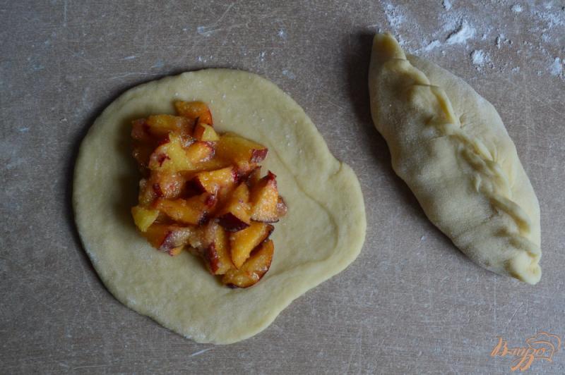 Фото приготовление рецепта: Пирожки с начинкой из персиков шаг №6