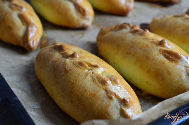 Фото приготовление рецепта: Пирожки с начинкой из персиков шаг №8