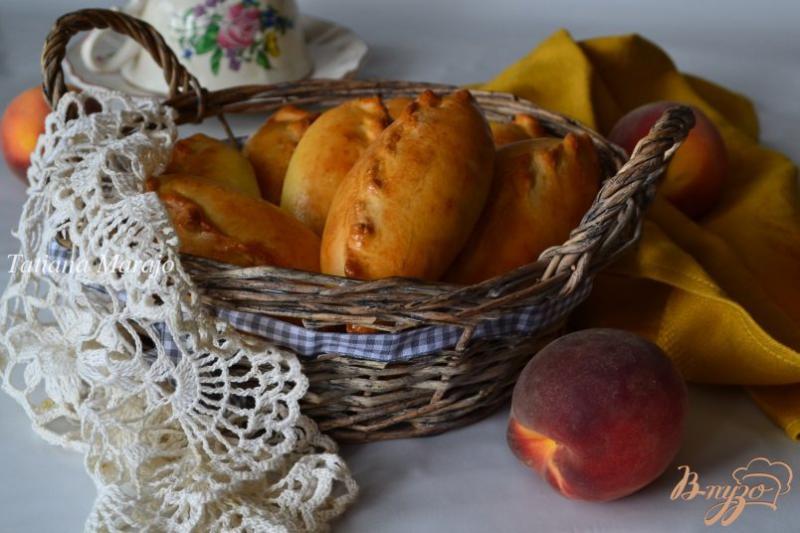 Фото приготовление рецепта: Пирожки с начинкой из персиков шаг №9
