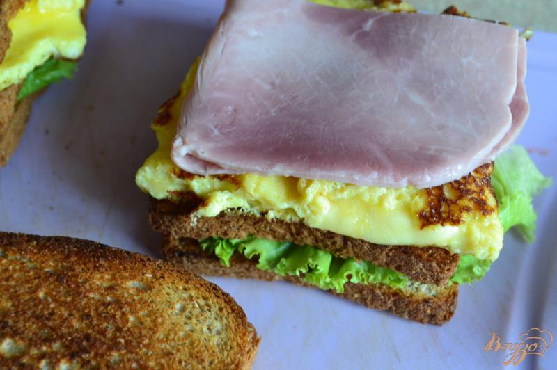 Фото приготовление рецепта: Сендвич с омлетом и ветчиной шаг №6