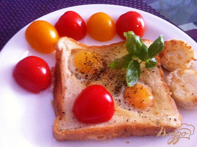 Фото приготовление рецепта: Тосты с перепелиными яйцами шаг №5