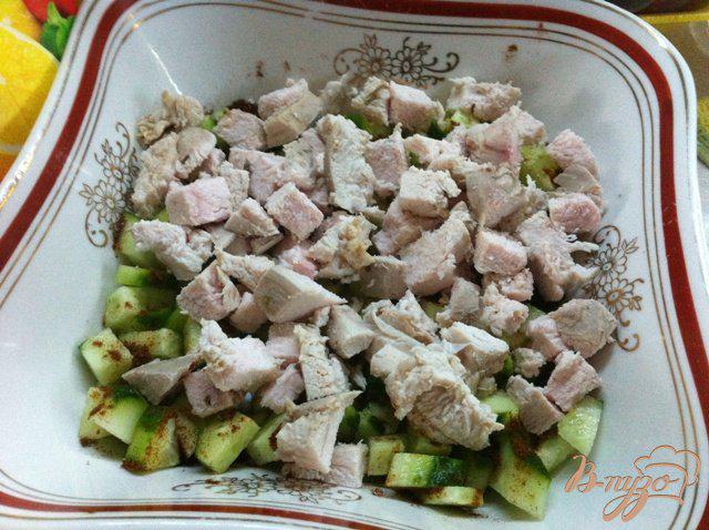 Фото приготовление рецепта: Слоеный салат с куриным филе шаг №3