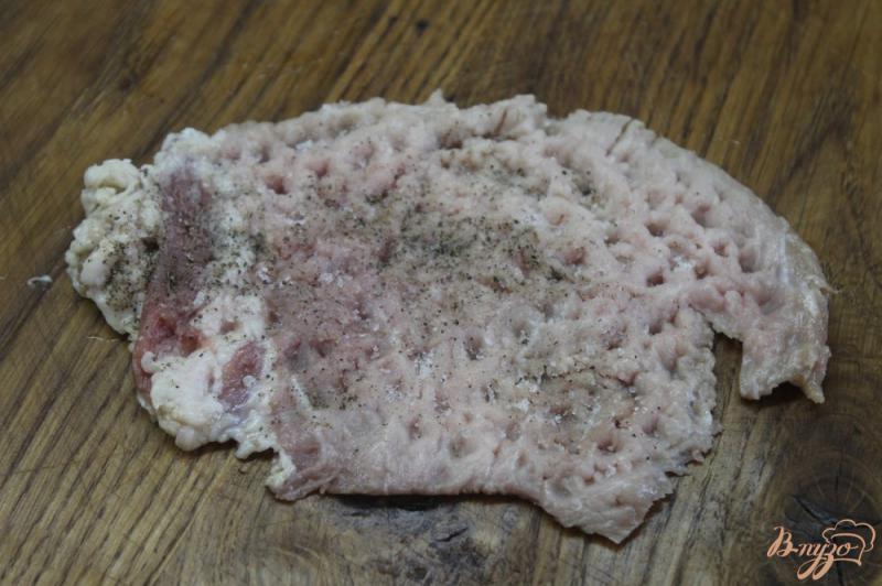 Фото приготовление рецепта: Свиная отбивная с помидорами черри и перцем под сыром шаг №2