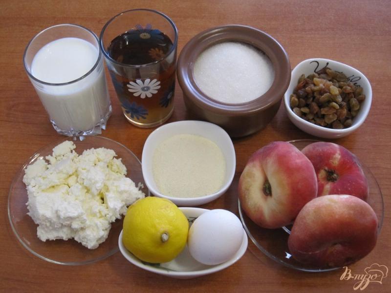 Фото приготовление рецепта: Десерт из творожной пасты с персиками и изюмом шаг №1