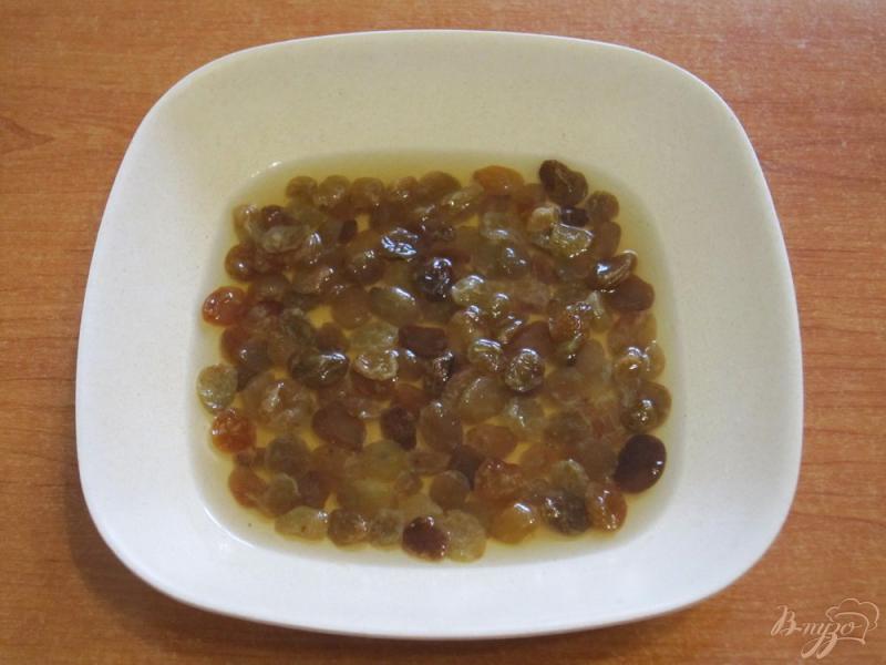 Фото приготовление рецепта: Десерт из творожной пасты с персиками и изюмом шаг №6