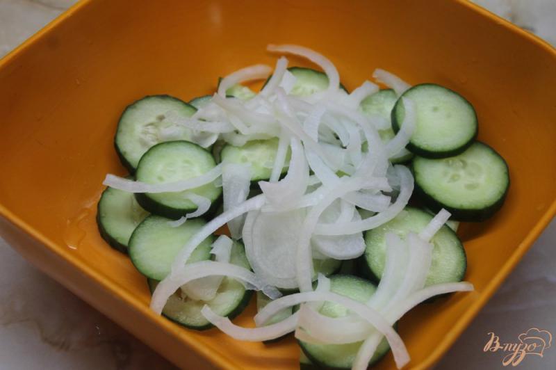 Фото приготовление рецепта: Огуречный салат со сметанным соусом шаг №3