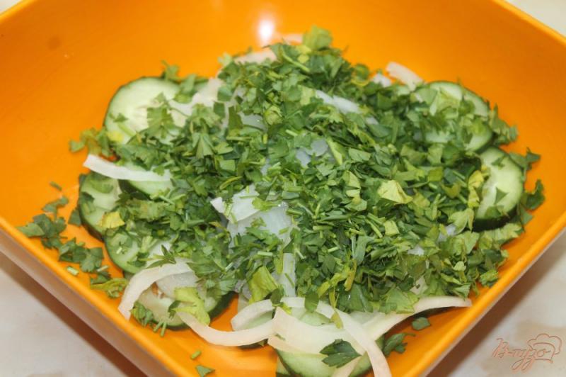 Фото приготовление рецепта: Огуречный салат со сметанным соусом шаг №4