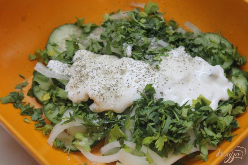 Фото приготовление рецепта: Огуречный салат со сметанным соусом шаг №5