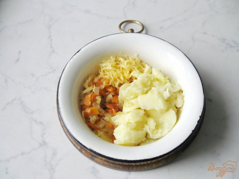 Фото приготовление рецепта: Картофель фаршированный овощами и салом шаг №8