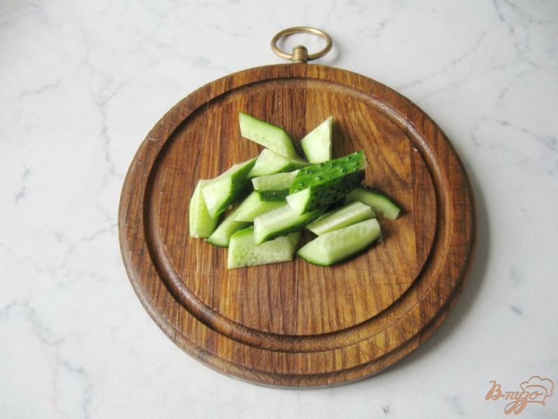 Фото приготовление рецепта: Салат из пекинской капусты с маслинами шаг №2