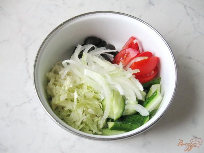 Фото приготовление рецепта: Салат из пекинской капусты с маслинами шаг №7