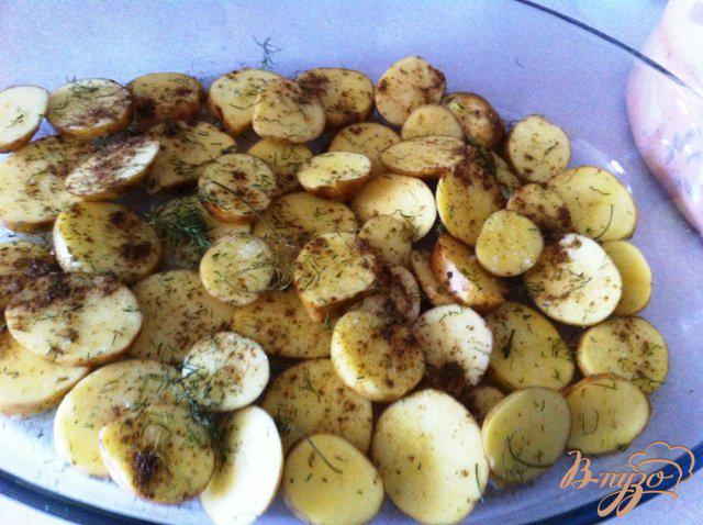 Фото приготовление рецепта: Куриные бедрышки с картофелем шаг №5