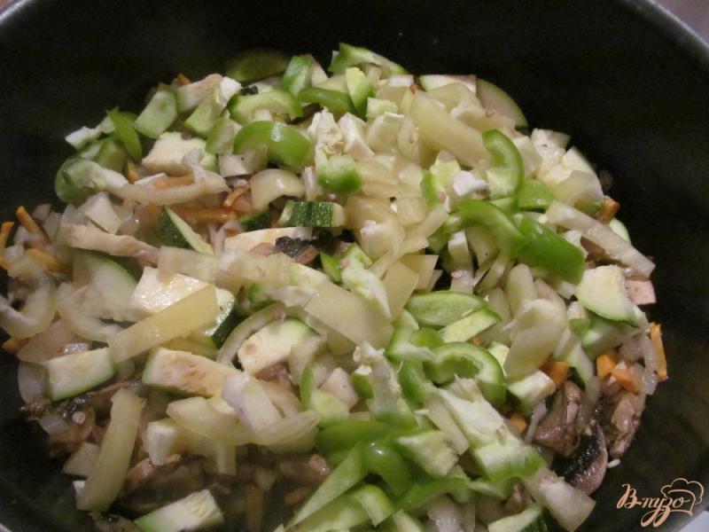 Фото приготовление рецепта: Овощное рагу с шампиньонами шаг №5