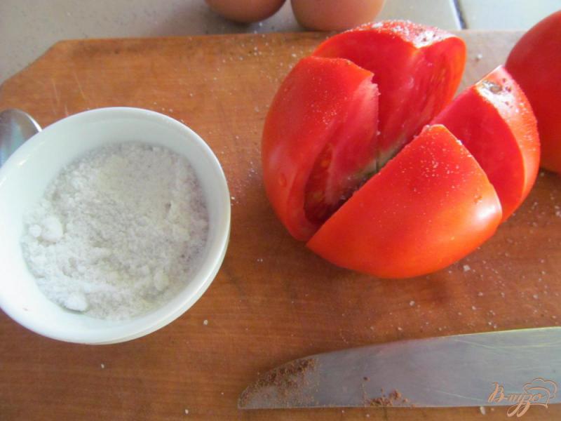 Фото приготовление рецепта: Закуска из помидора с яйцом шаг №2