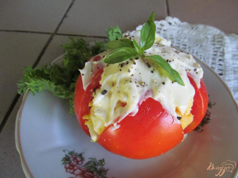 Фото приготовление рецепта: Закуска из помидора с яйцом шаг №5