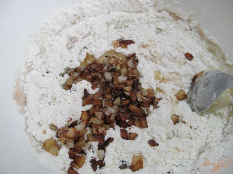 Фото приготовление рецепта: Булочки с жаренным баклажаном и луком шаг №3