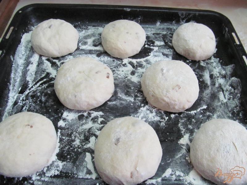 Фото приготовление рецепта: Булочки с жаренным баклажаном и луком шаг №5