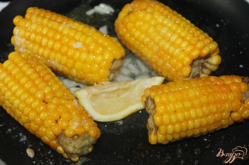 Фото приготовление рецепта: Отварная кукуруза в лимонно - чесночном соусе шаг №5