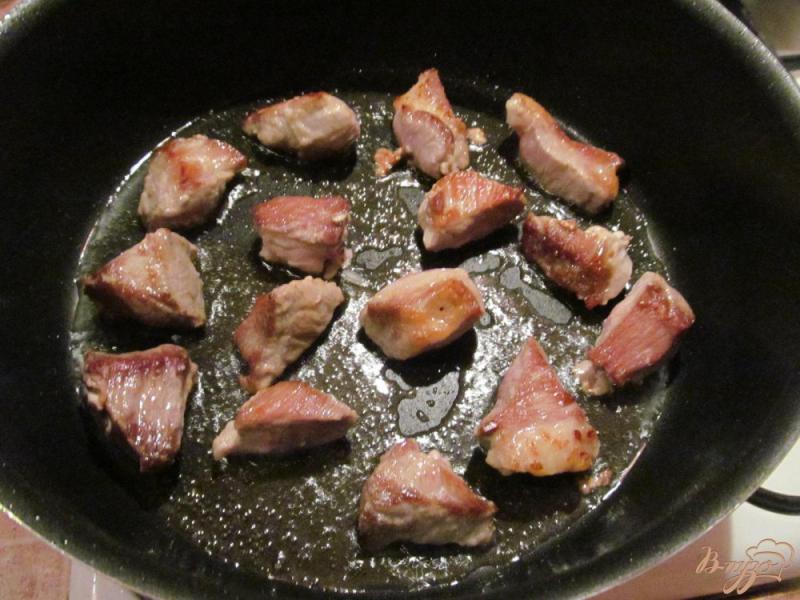 Фото приготовление рецепта: Гуляш из свинины с лапшой шаг №2