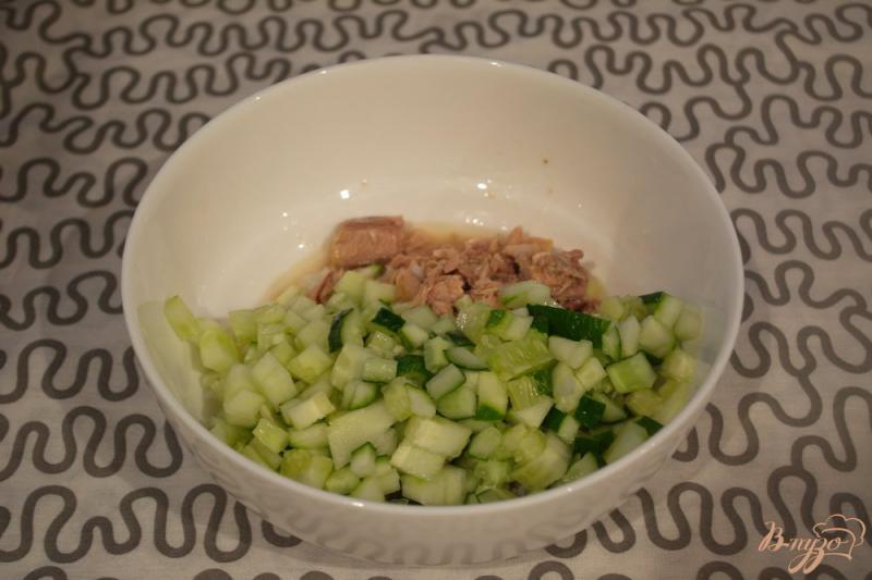 Фото приготовление рецепта: Рыбный салат с яйцом, рисом и огурцом шаг №2