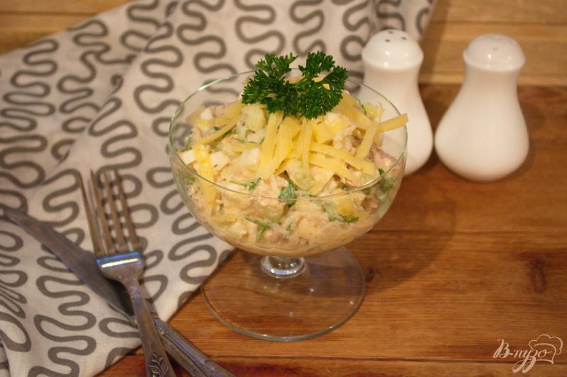 Фото приготовление рецепта: Рыбный салат с яйцом, рисом и огурцом шаг №4
