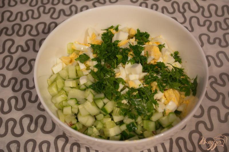 Фото приготовление рецепта: Рыбный салат с яйцом, рисом и огурцом шаг №3