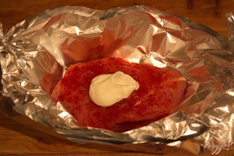Фото приготовление рецепта: Индюшиное филе в духовке со сметаной и томатом шаг №2