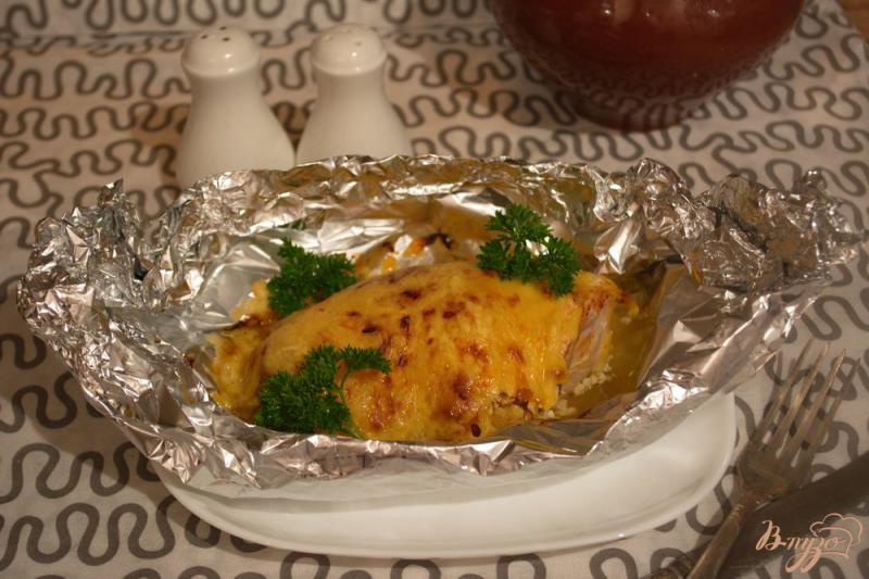 Фото приготовление рецепта: Индюшиное филе в духовке со сметаной и томатом шаг №4