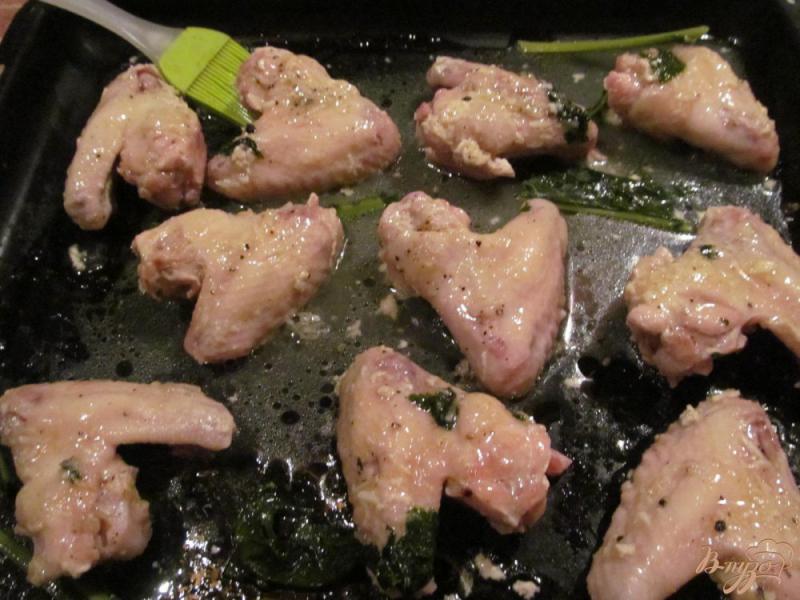 Фото приготовление рецепта: Куриные крылышки с гречкой шаг №5