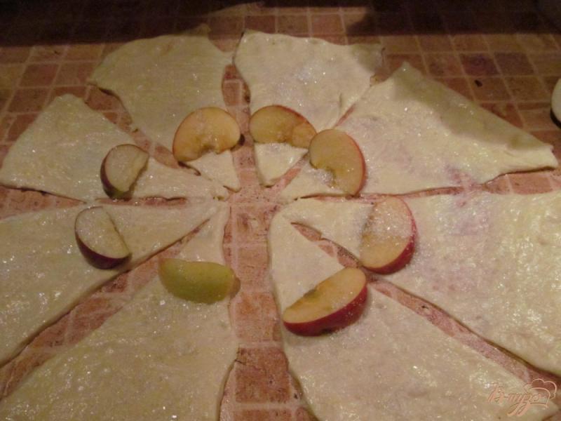 Фото приготовление рецепта: Булочки с дольками яблок шаг №4
