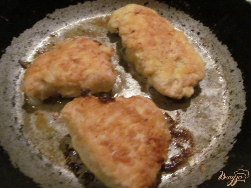 Фото приготовление рецепта: Куриное филе фаршированное зеленью с сыром шаг №7