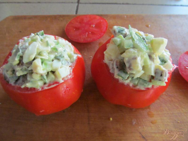 Фото приготовление рецепта: Помидор фаршированный салатом шаг №4