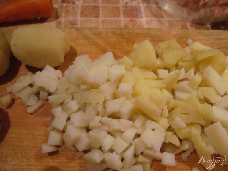 Фото приготовление рецепта: Салат с мясом свинины и колбасками шаг №2