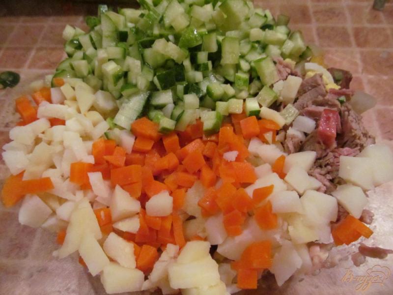 Фото приготовление рецепта: Салат с мясом свинины и колбасками шаг №3