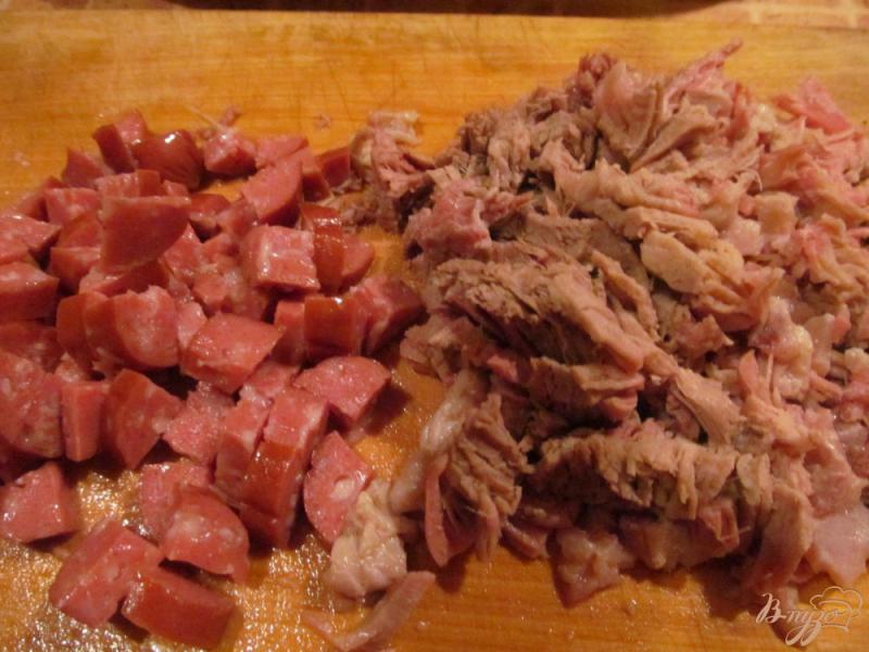 Фото приготовление рецепта: Салат с мясом свинины и колбасками шаг №1