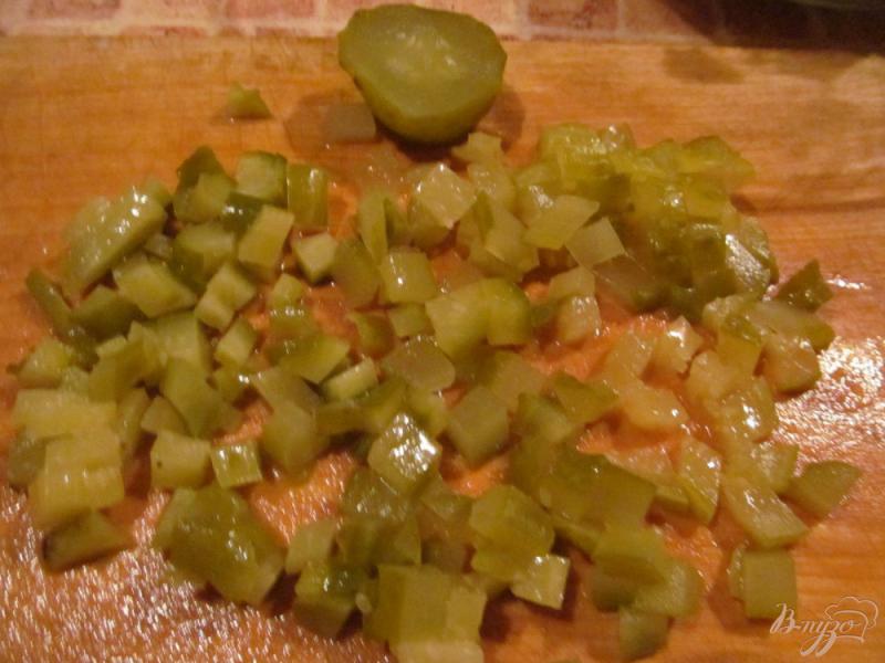 Фото приготовление рецепта: Салат с мясом свинины и колбасками шаг №4